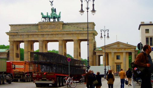 Ein Fahrzeug der Spedition Wolff vor dem Brandenburger Tor